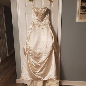 Demetrios silk wedding dress sz10, strapless